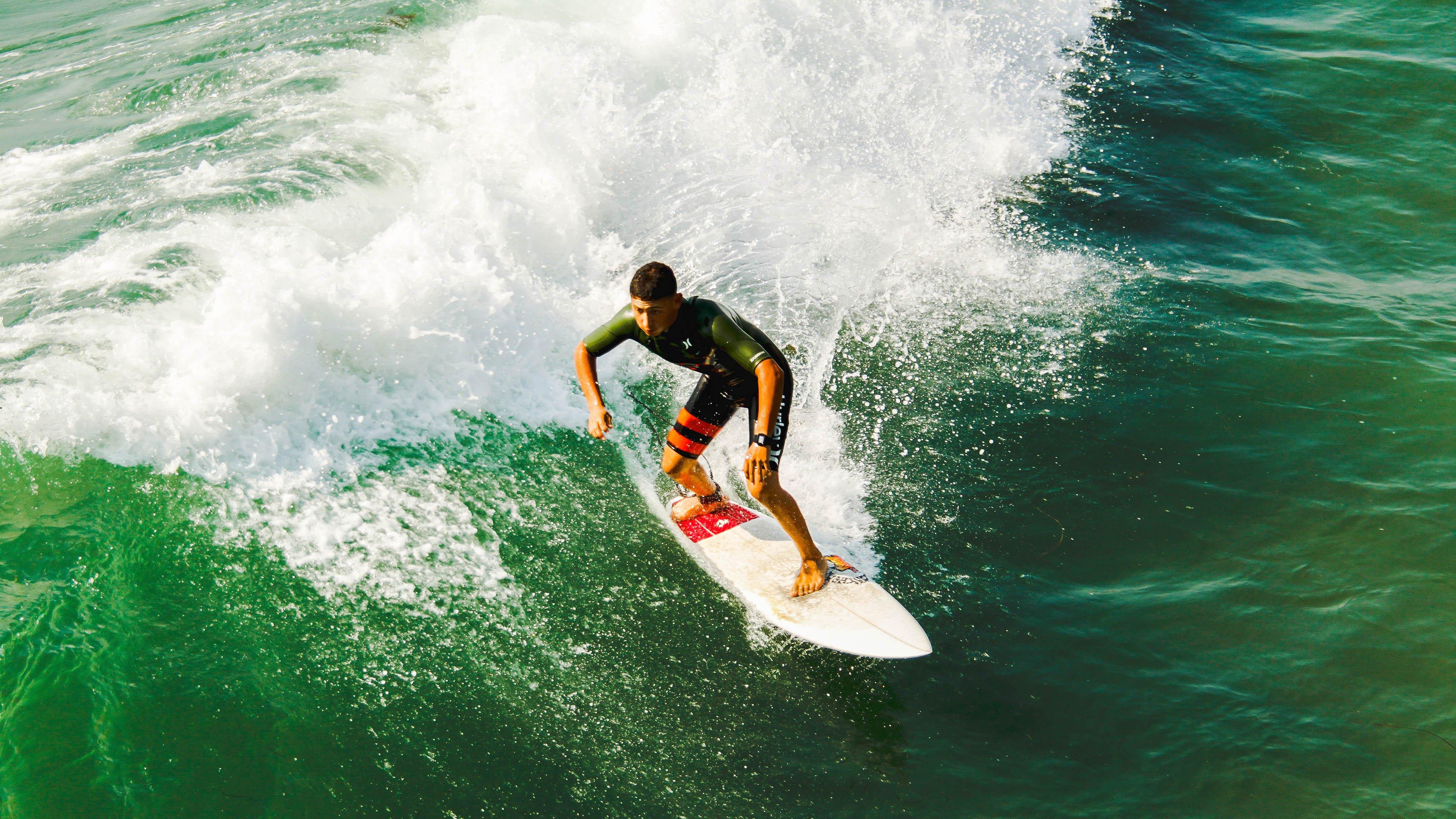 乔治娜分享温馨视频,C罗女儿电视机前见证父亲进球,激动得手舞足蹈